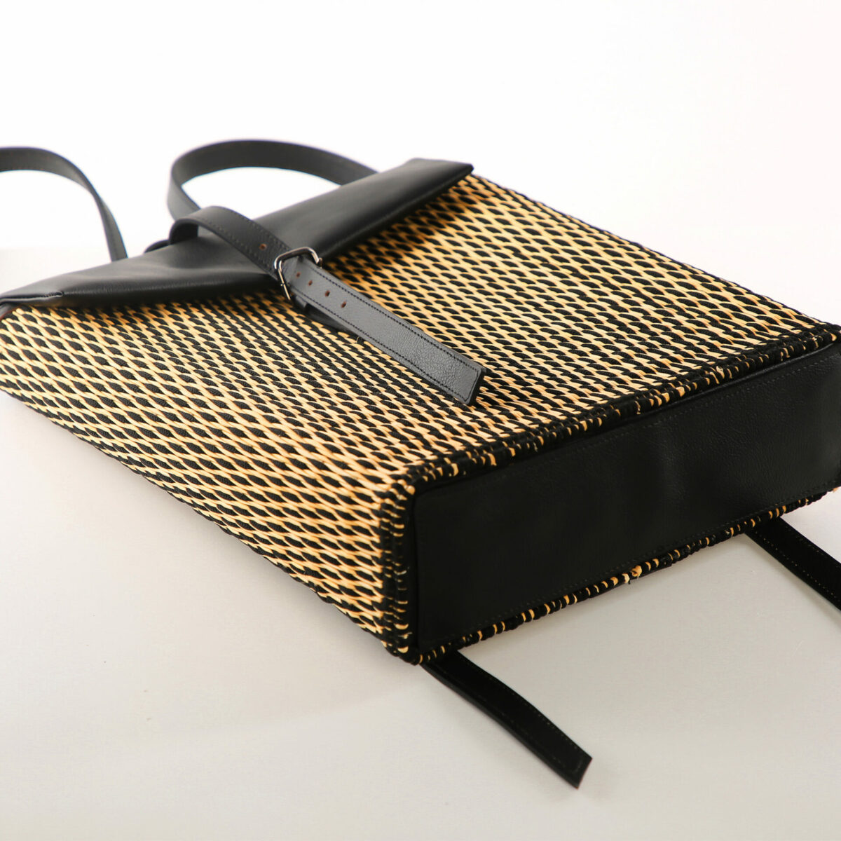 Sac à dos artisanal en jonc et cuir véritable – Hamsa.tn Sac à dos Yuba tressé main avec cuir noir – vue arrière Sac à dos Yuba Hamsa – design artisanal tunisien