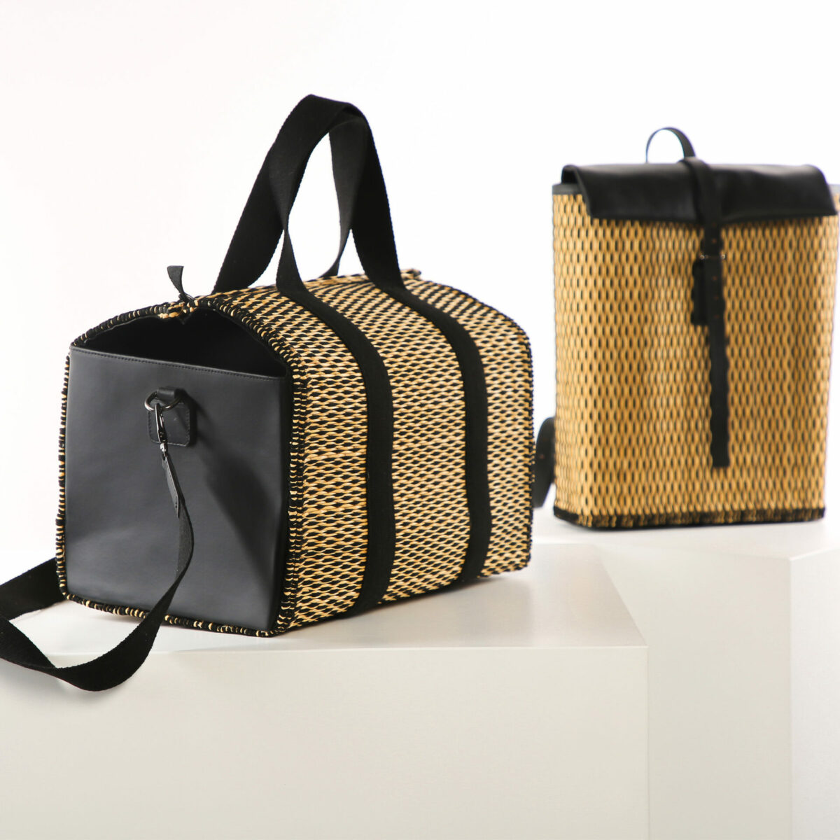 Sac de voyage en jonc tressé et cuir véritable – modèle Caro Noir Sac weekend artisanal Hamsa – vue ¾ avec bandoulière Duffle bag fait main en Tunisie – sac Caro Noir Hamsa.tn