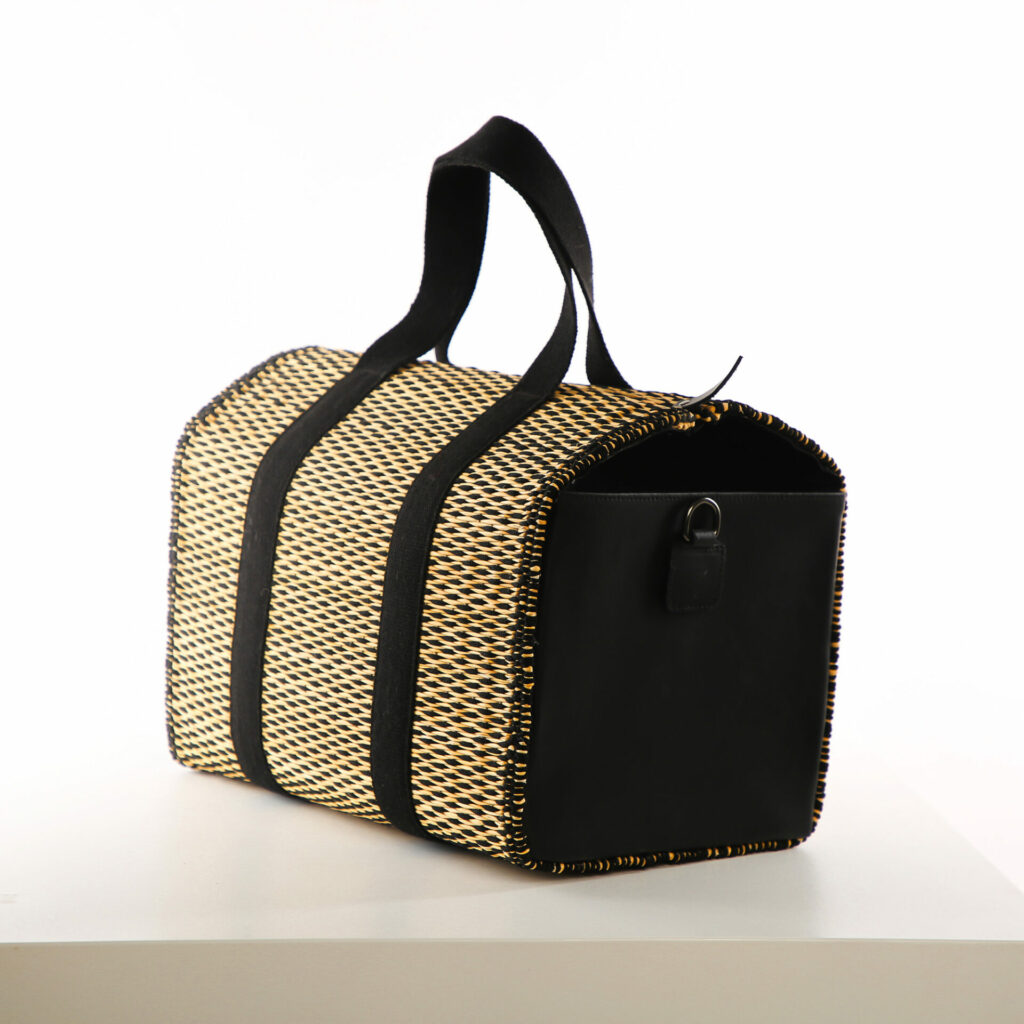 Sac de voyage en jonc tressé et cuir véritable – modèle Caro Noir Sac weekend artisanal Hamsa – vue ¾ avec bandoulière Duffle bag fait main en Tunisie – sac Caro Noir Hamsa.tn