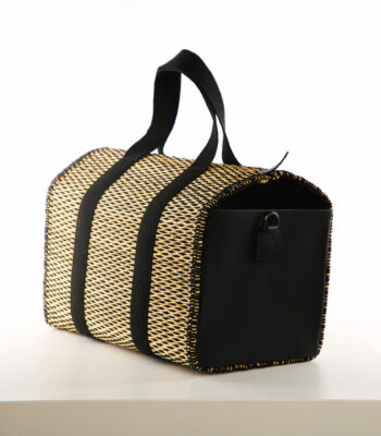 Sac de voyage en jonc tressé et cuir véritable – modèle Caro Noir Sac weekend artisanal Hamsa – vue ¾ avec bandoulière Duffle bag fait main en Tunisie – sac Caro Noir Hamsa.tn