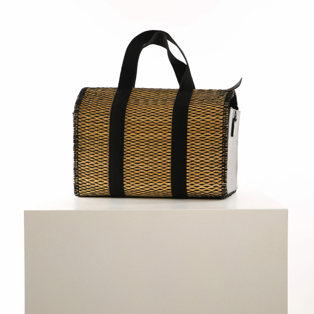 Sac de voyage en jonc tressé et cuir véritable – modèle Caro Noir Sac weekend artisanal Hamsa – vue ¾ avec bandoulière Duffle bag fait main en Tunisie – sac Caro Noir Hamsa.tn