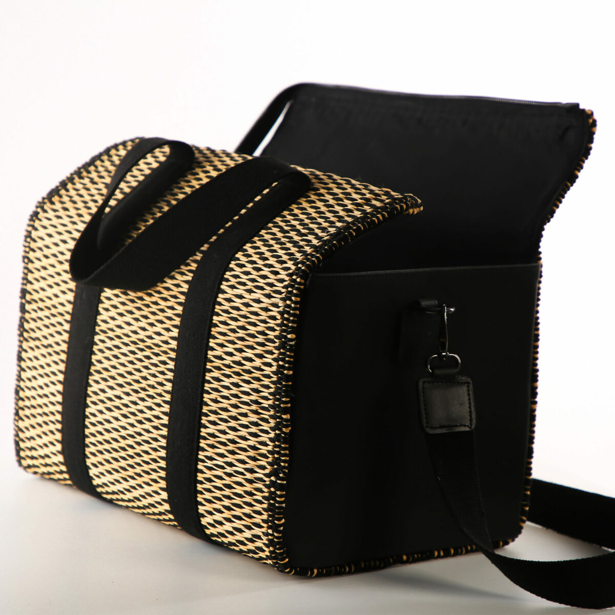 Sac de voyage en jonc tressé et cuir véritable – modèle Caro Noir Sac weekend artisanal Hamsa – vue ¾ avec bandoulière Duffle bag fait main en Tunisie – sac Caro Noir Hamsa.tn